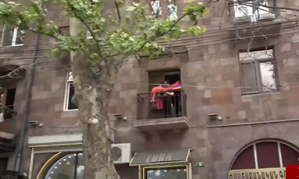 Երթի մասնակիցներին ողջունում են շենքերի պատուհաններից, կանգառներից և մեքենաներից (տեսանյութ)